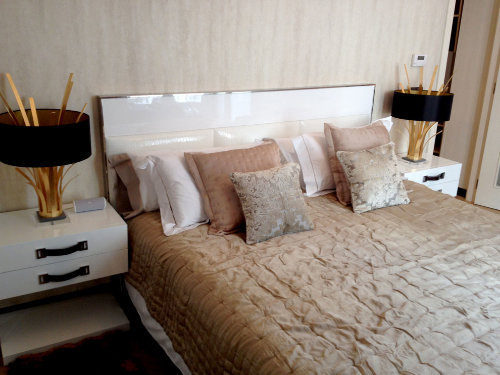 Ejemplo de dormitorio principal clásico renovado de tamaño medio sin chimenea con paredes beige