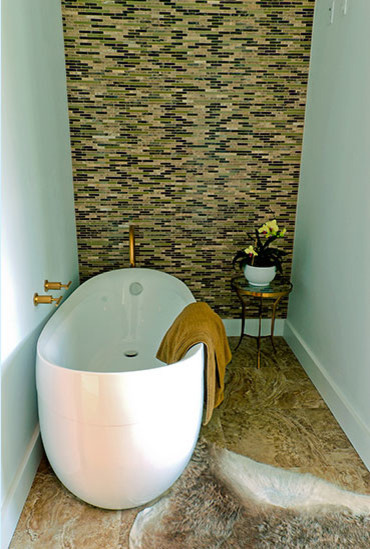 Photo of a small contemporary 3/4 bathroom in New York with a japanese tub, multi-coloured walls and travertine floors.