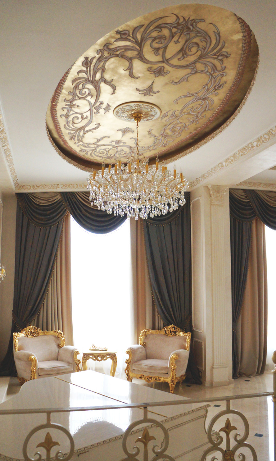 Роспись потолков в гостинной загородного дома