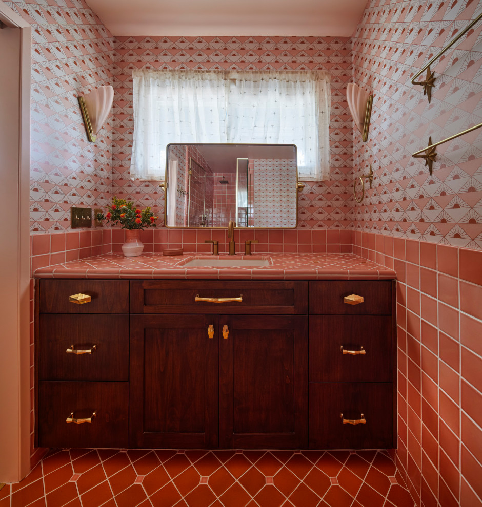 Photo of a midcentury powder room in Los Angeles.