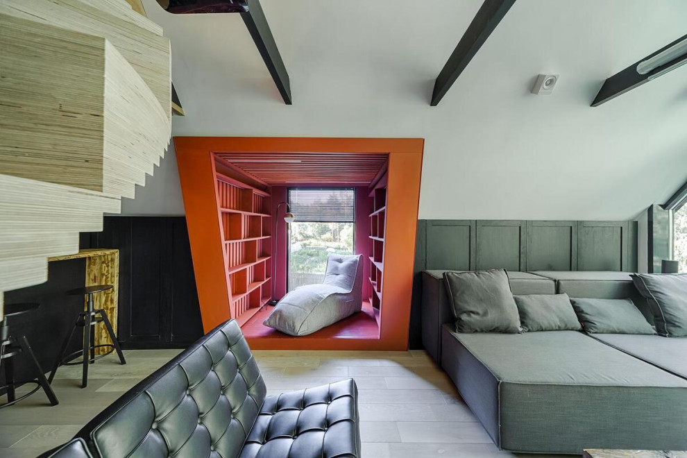 Esempio di un soggiorno chic di medie dimensioni con libreria, pareti grigie, pavimento in legno massello medio e pavimento beige