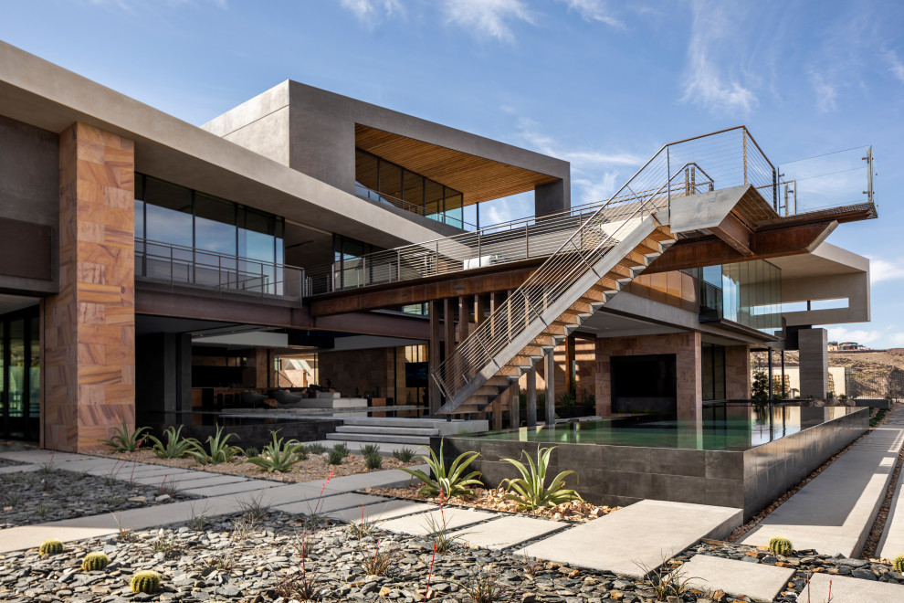 Dreistöckiges Modernes Einfamilienhaus mit brauner Fassadenfarbe in Las Vegas