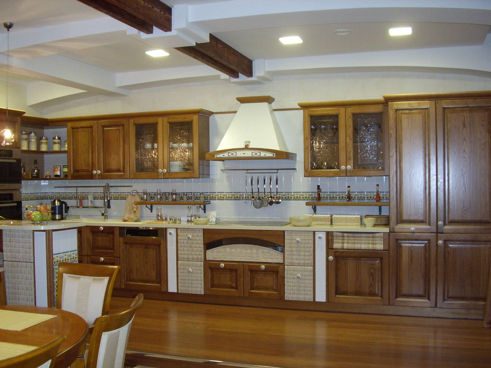 Классическая кухня с элементами в стиле кантри в городской квартире.