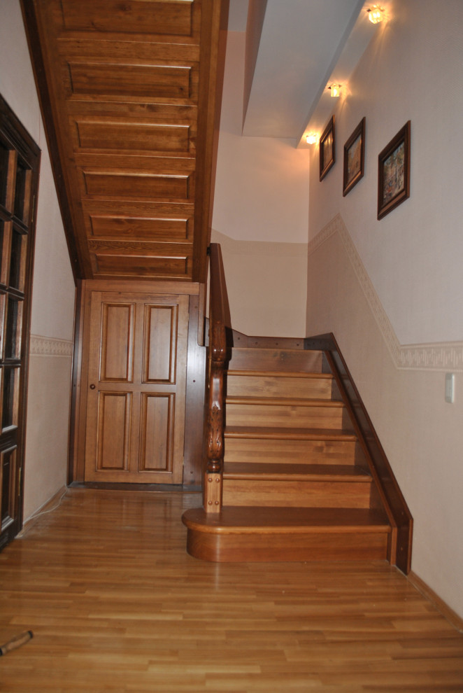 Деревянная лестница из сосны . Отделка бейц и лак HES.