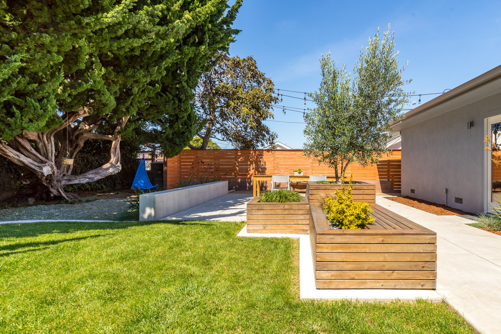 Design ideas for a mid-sized midcentury backyard full sun xeriscape in San Luis Obispo.