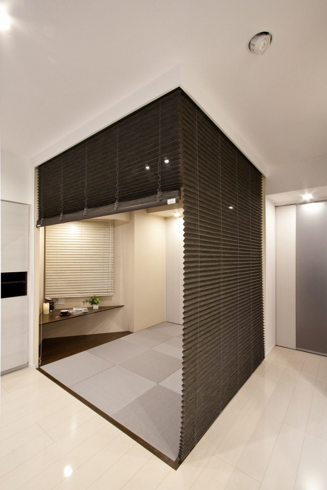 Пример оригинального дизайна: спальня среднего размера с бежевыми стенами, татами, серым полом, потолком с обоями и обоями на стенах