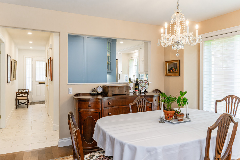 Dining room - transitional dining room idea