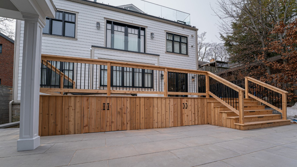 Inspiration for a timeless deck remodel in Toronto