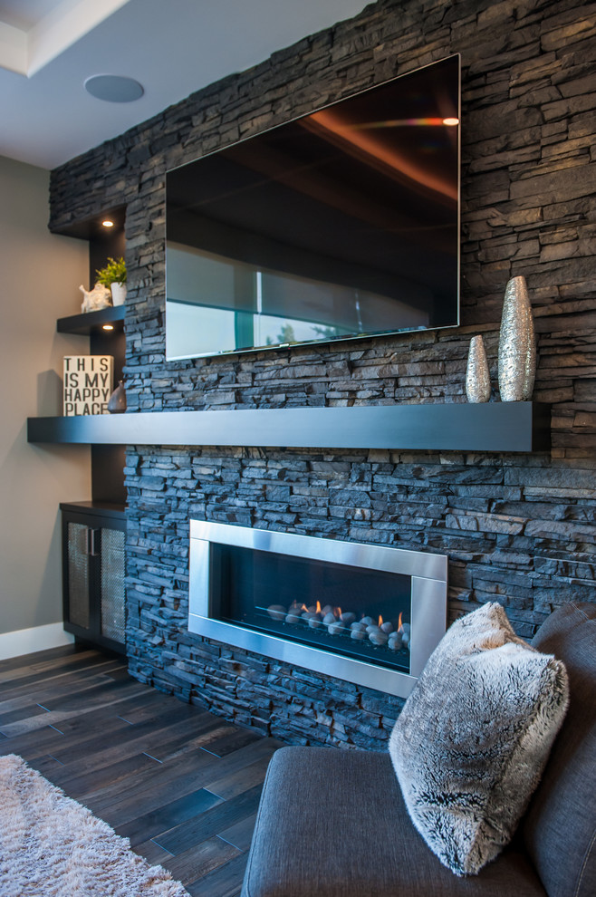 Example of a transitional home design design in Edmonton