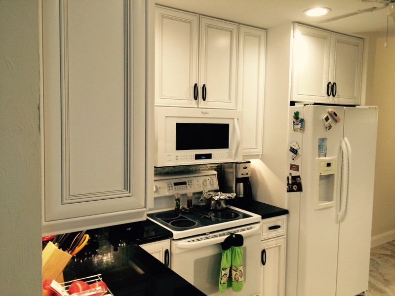Example of a transitional home design design in Miami
