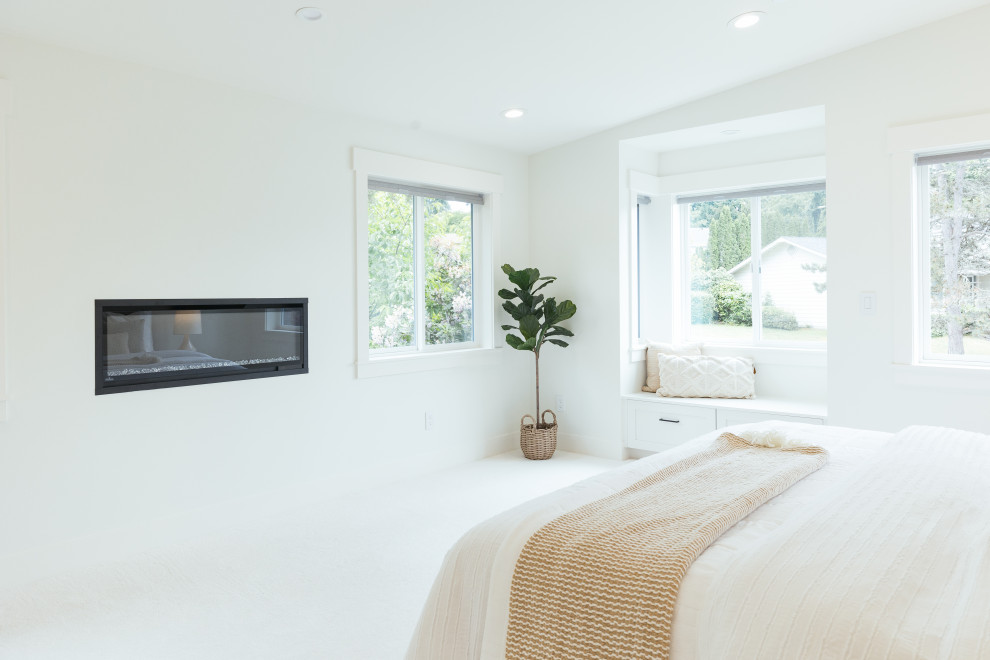 Ejemplo de dormitorio principal y abovedado tradicional renovado con paredes blancas, moqueta y suelo blanco