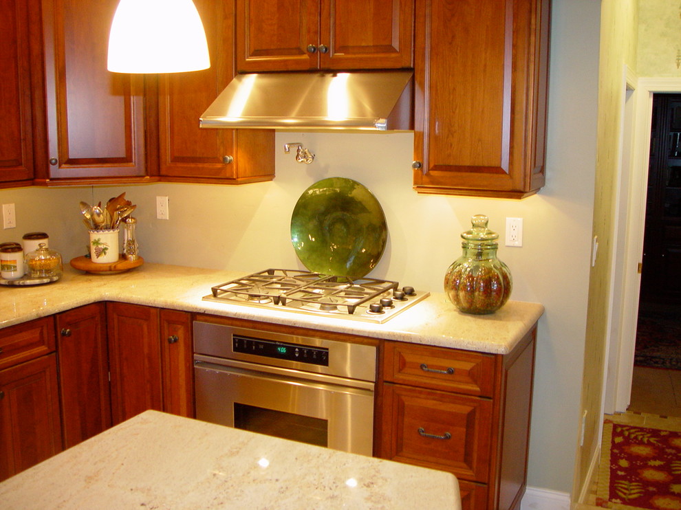 Kitchen - traditional kitchen idea in Philadelphia