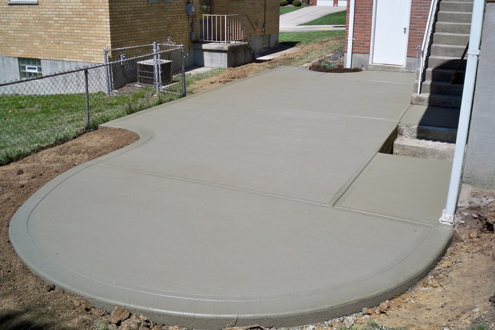Mid-sized traditional side yard patio in Cincinnati with concrete slab.