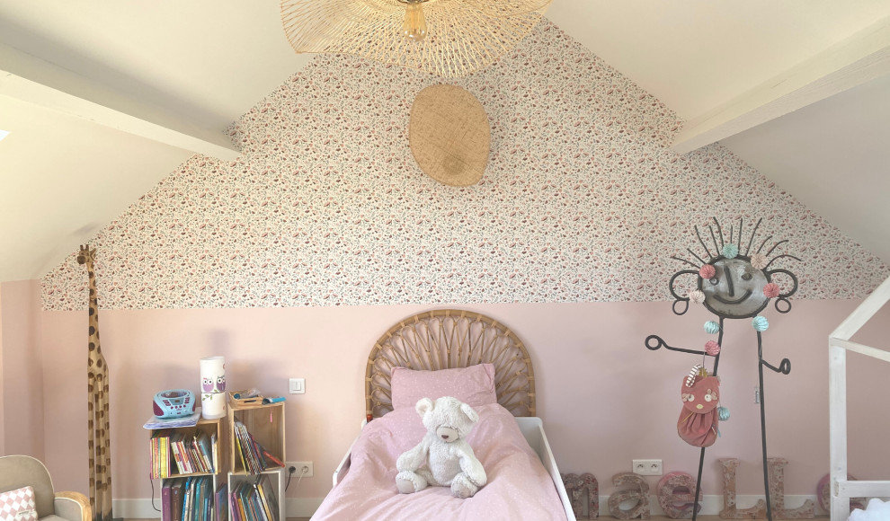 Идея дизайна: детская среднего размера в стиле ретро с спальным местом, розовыми стенами, светлым паркетным полом, бежевым полом, балками на потолке и обоями на стенах для ребенка от 4 до 10 лет, девочки
