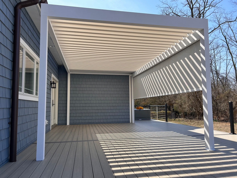 This is an example of a mid-sized transitional deck in New York.