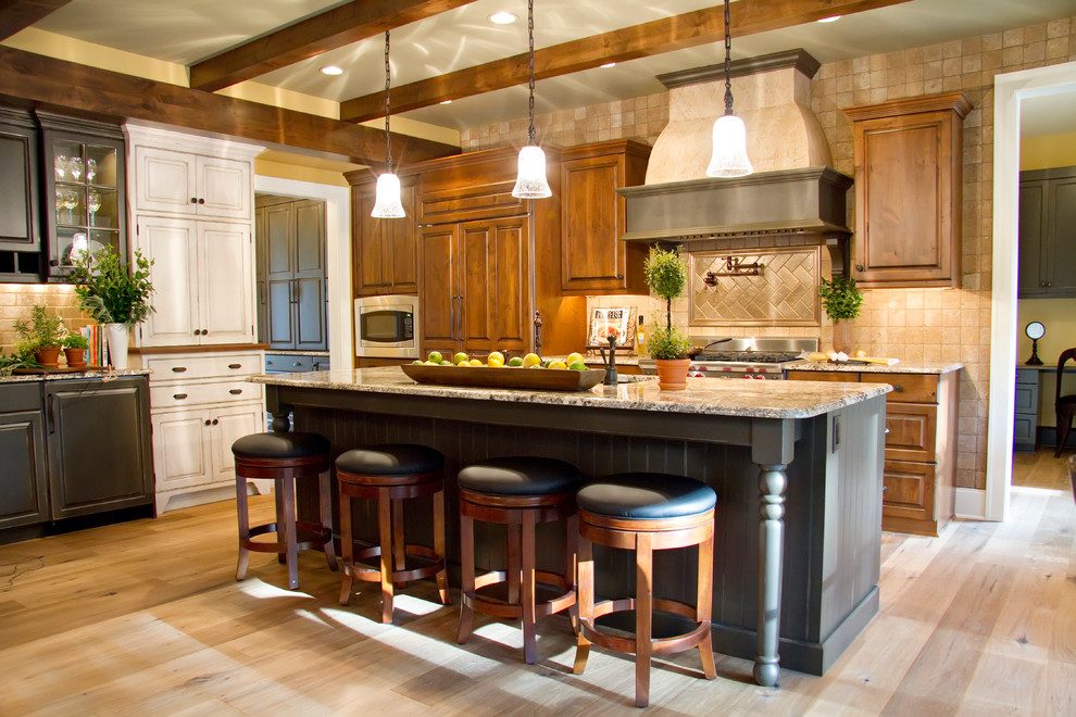 This is an example of an arts and crafts kitchen in Orange County.