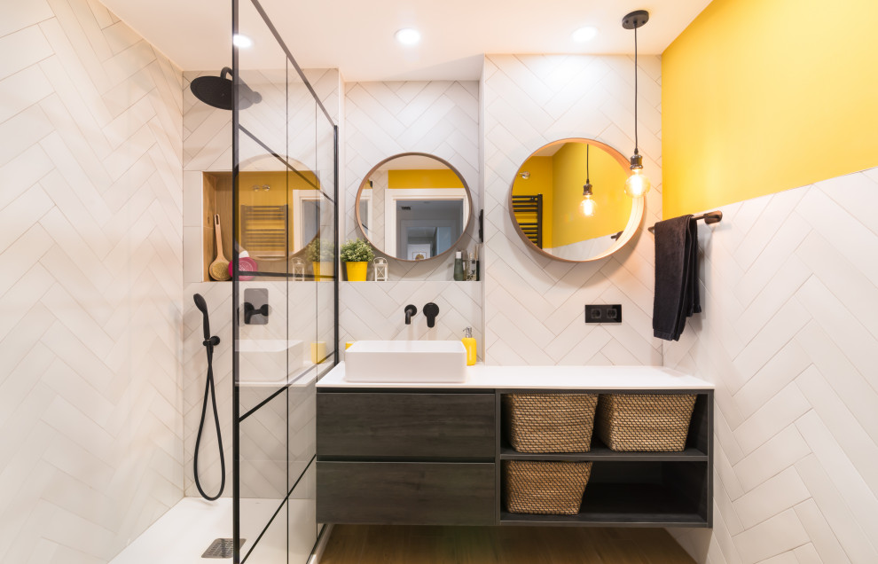 Свежая идея для дизайна: ванная комната в современном стиле с плоскими фасадами, темными деревянными фасадами, угловым душем, белой плиткой, желтыми стенами, паркетным полом среднего тона, настольной раковиной, коричневым полом, открытым душем, белой столешницей, тумбой под одну раковину и подвесной тумбой - отличное фото интерьера