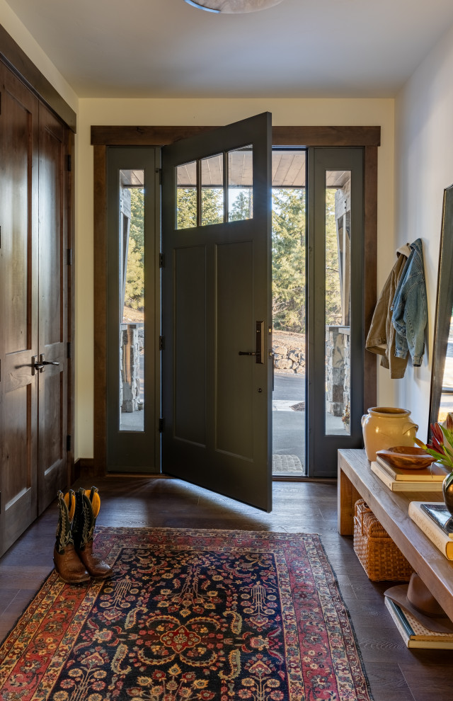 Example of a mountain style entryway design in Seattle