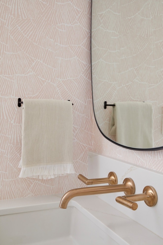 Exempel på ett litet modernt vit vitt badrum för barn, med möbel-liknande, bruna skåp, en dusch i en alkov, vit kakel, keramikplattor, rosa väggar, klinkergolv i porslin, ett undermonterad handfat, bänkskiva i kvarts, grått golv och dusch med gångjärnsdörr