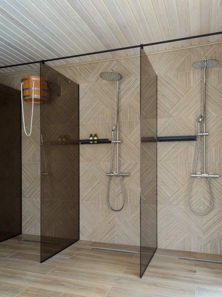Стильный дизайн: ванная комната в деревянном доме в стиле рустика с плоскими фасадами, коричневыми фасадами, бежевыми стенами, полом из керамогранита, зеленым полом, открытым душем, белой столешницей и деревянным потолком - последний тренд