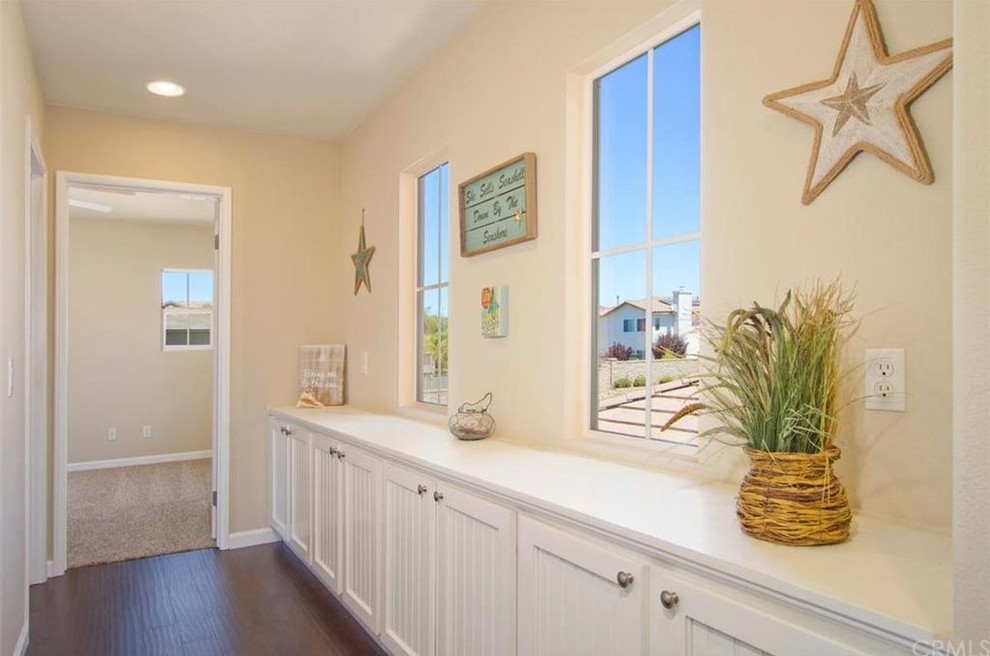 Example of a transitional hallway design in Orange County