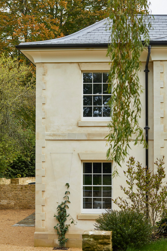 Großes, Dreistöckiges Klassisches Einfamilienhaus mit Steinfassade, weißer Fassadenfarbe, Satteldach, Ziegeldach und grauem Dach in Wiltshire