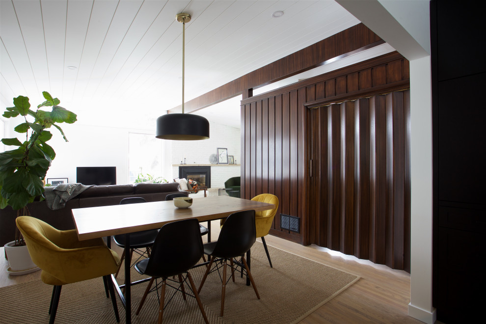 Idée de décoration pour une salle à manger vintage avec un plafond en lambris de bois.
