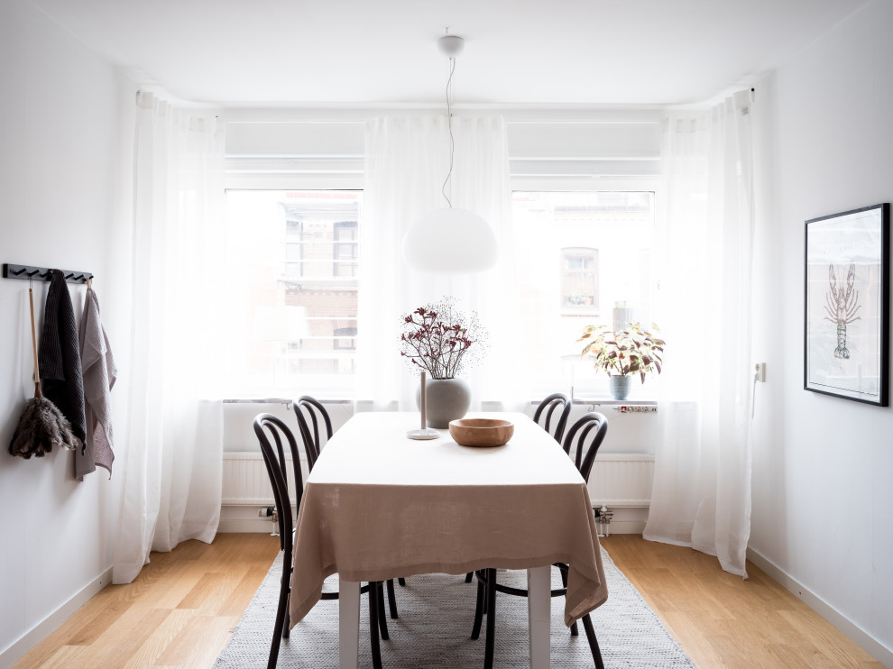 Dining room - scandinavian dining room idea in Gothenburg