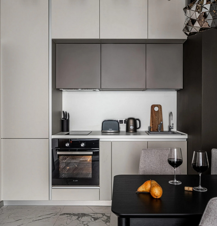 Кухня в дизайнерских апартаментах