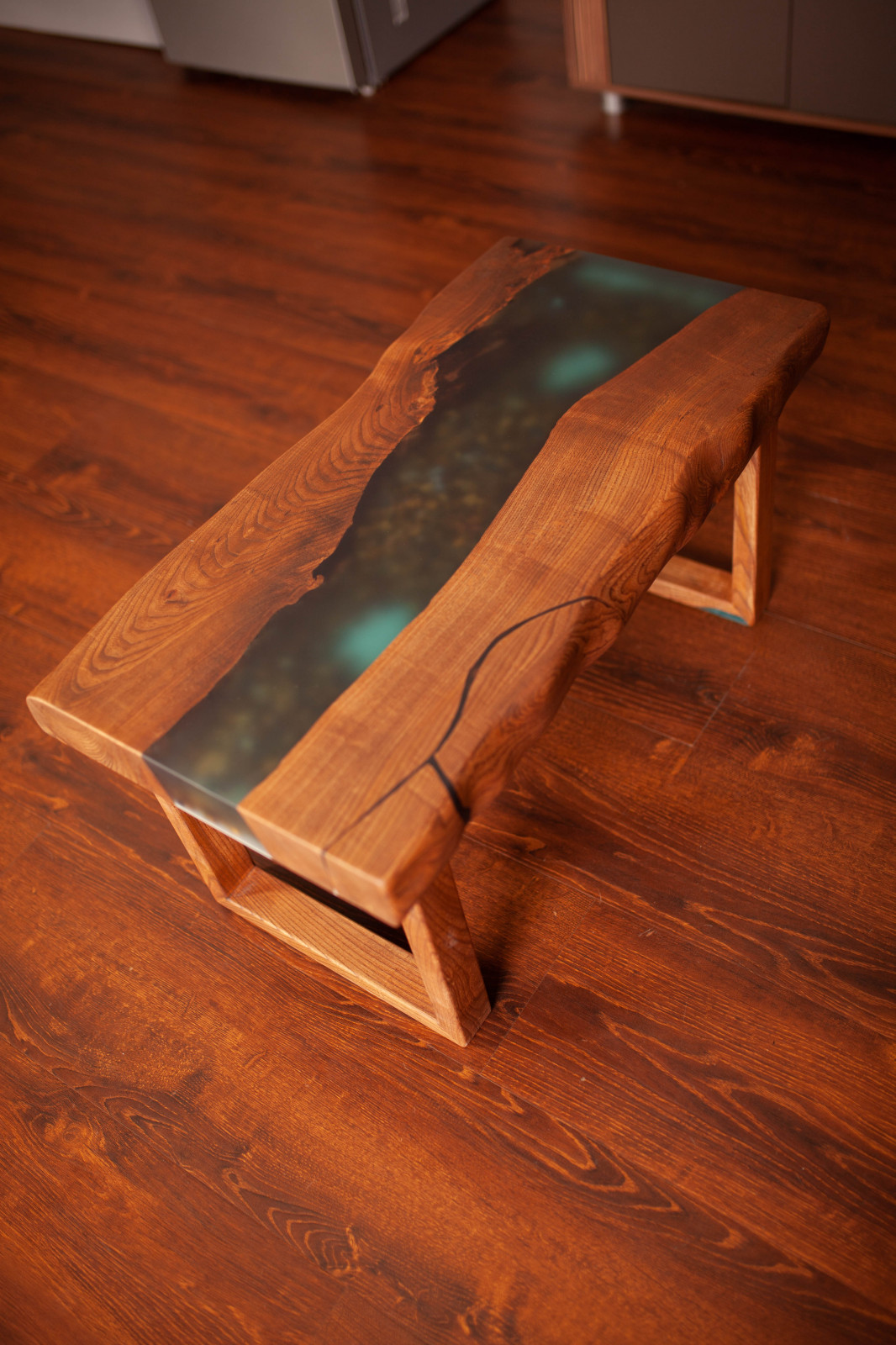 Журнальный стол из массива карагача