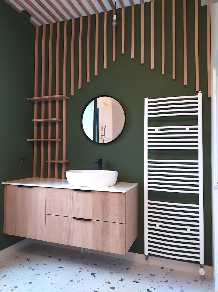Exempel på ett litet minimalistiskt vit vitt en-suite badrum, med skåp i ljust trä, en öppen dusch, vit kakel, gröna väggar, ett nedsänkt handfat, laminatbänkskiva, flerfärgat golv och med dusch som är öppen