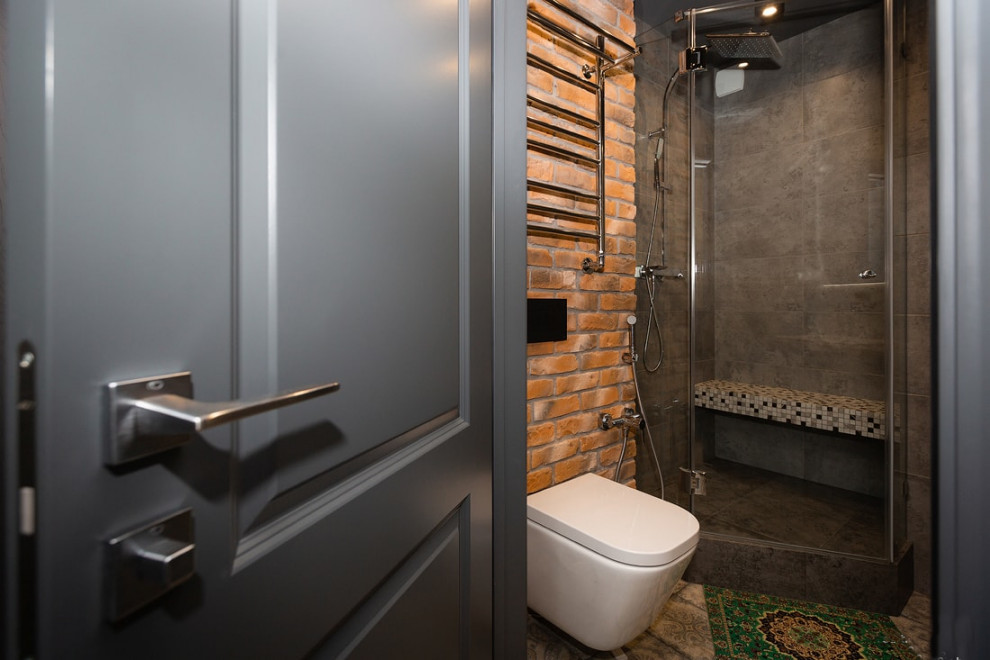 Пример оригинального дизайна: серо-белая ванная комната среднего размера в стиле лофт с плоскими фасадами, серыми фасадами, душевой комнатой, инсталляцией, серой плиткой, керамической плиткой, серыми стенами, полом из керамической плитки, душевой кабиной, накладной раковиной, столешницей из искусственного камня, серым полом, душем с распашными дверями, коричневой столешницей, зеркалом с подсветкой, тумбой под одну раковину и подвесной тумбой