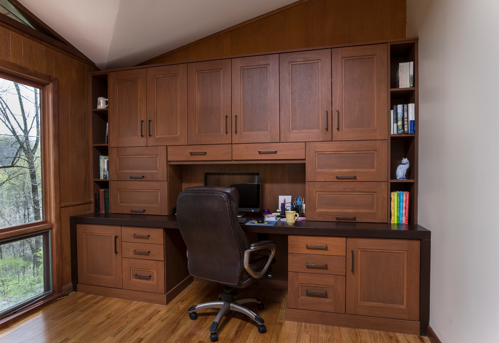 Design ideas for an arts and crafts home office in Wilmington.