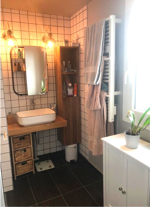 Idées déco pour une petite salle de bain blanche et bois contemporaine en bois clair avec un placard à porte affleurante, une baignoire encastrée, un carrelage blanc, un mur gris, un sol en carrelage de céramique, une grande vasque, un plan de toilette en bois, un sol noir, un plan de toilette beige, du carrelage bicolore, meuble simple vasque et meuble-lavabo suspendu.