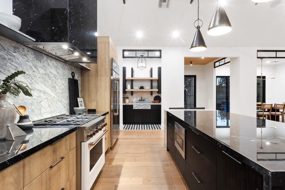 Idéer för ett modernt svart kök, med en köksö