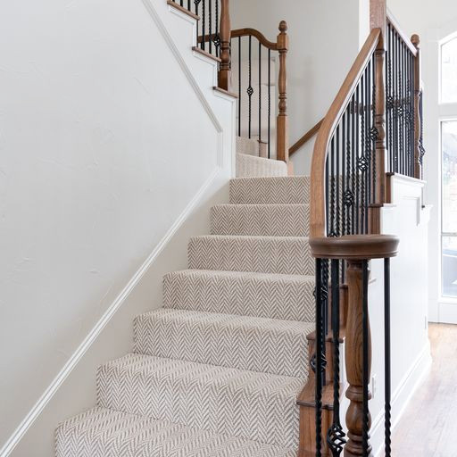 Klassische Treppe in U-Form mit Teppich-Treppenstufen und Mix-Geländer in Dallas