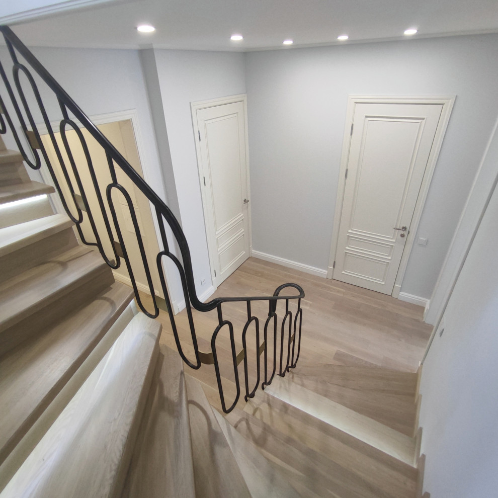 Двухуровневая светлая квартира в неоклассическом стиле