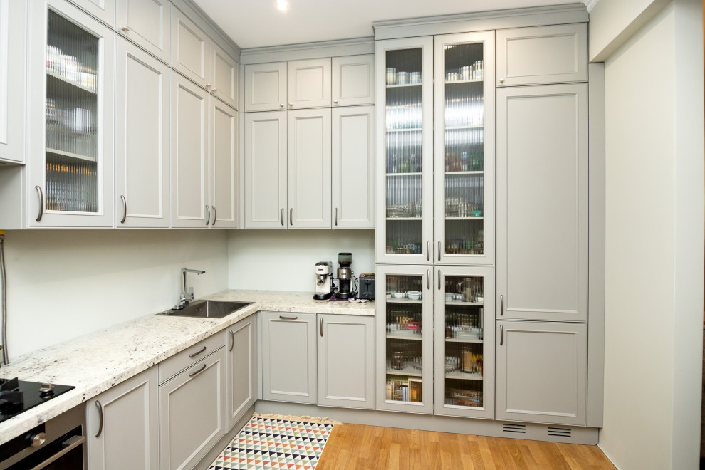 Светло-серая кухня в классическом стиле