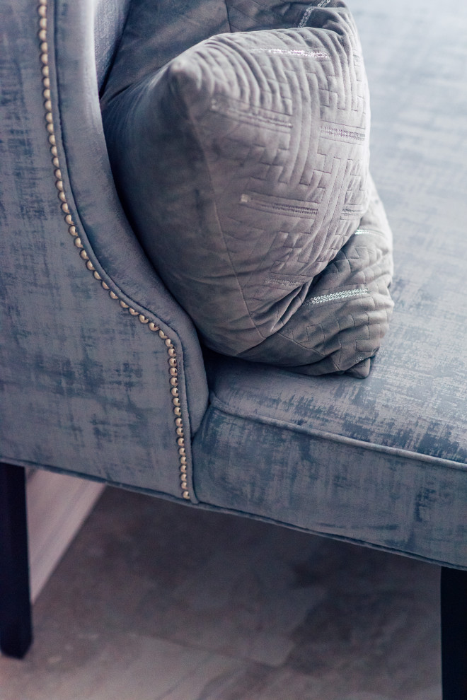 Example of a transitional home design design in Toronto