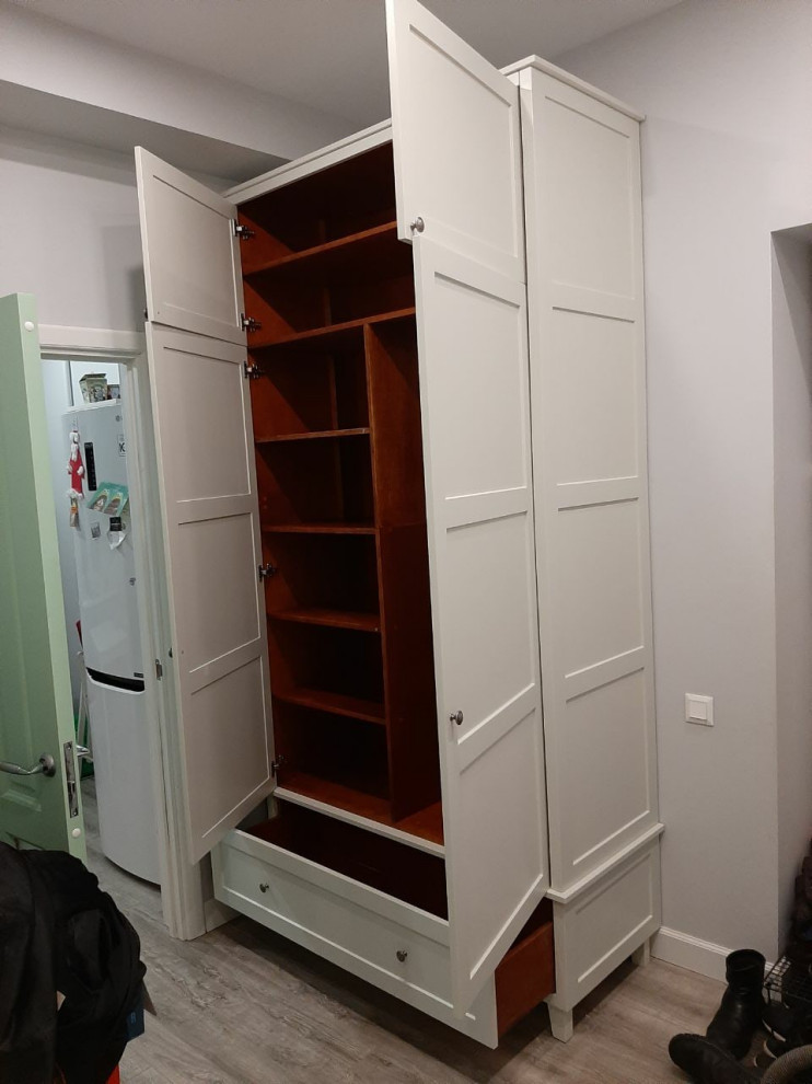 Классический шкаф в прихожей