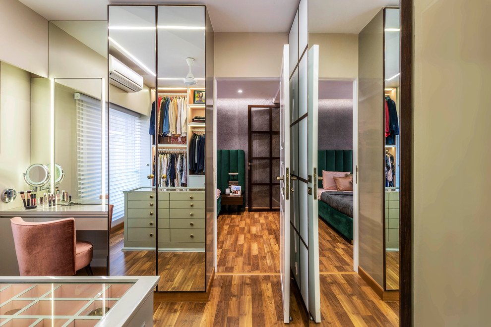 This is an example of a modern storage and wardrobe in Mumbai.
