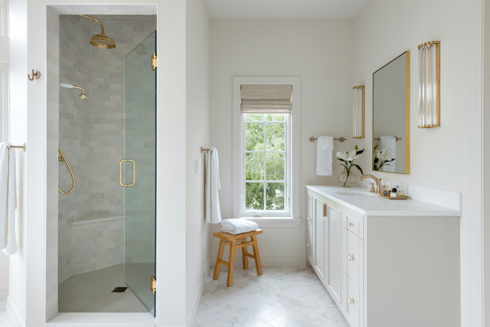 Exempel på ett mycket stort klassiskt vit vitt en-suite badrum, med luckor med infälld panel, ett fristående badkar, en dusch i en alkov, dusch med gångjärnsdörr, beige skåp, en toalettstol med separat cisternkåpa, beige väggar, klinkergolv i porslin, ett undermonterad handfat, marmorbänkskiva och vitt golv