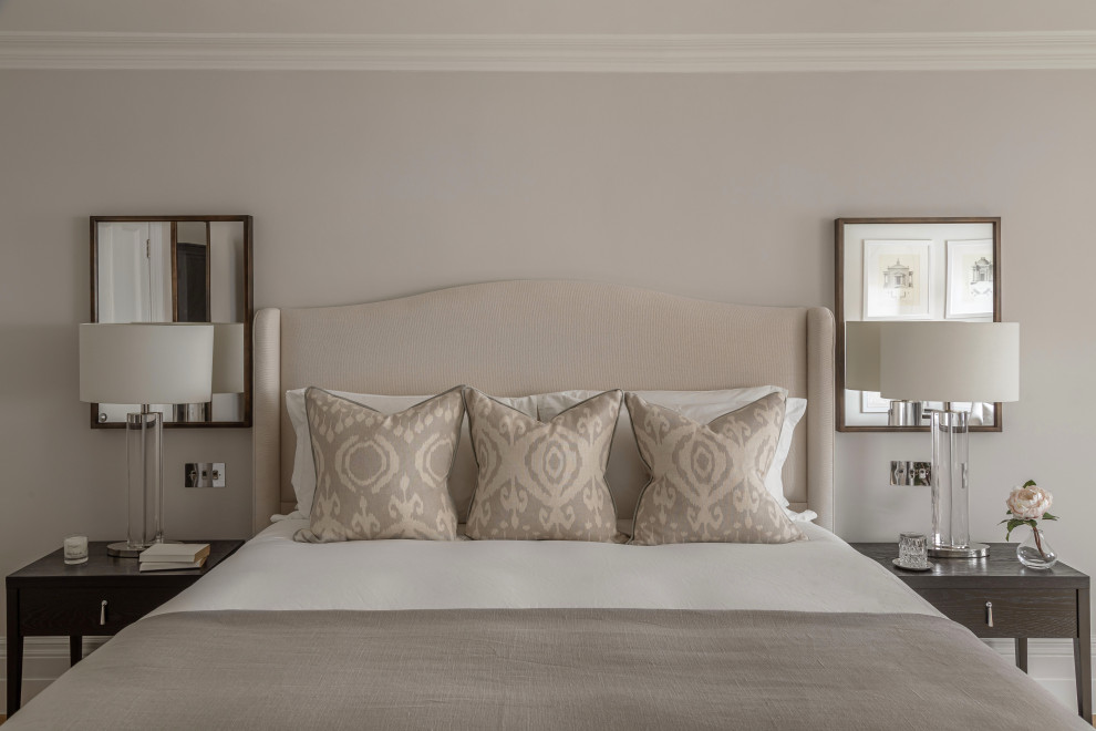 Свежая идея для дизайна: большая гостевая, серо-белая спальня (комната для гостей) в стиле неоклассика (современная классика) с серыми стенами, светлым паркетным полом, стандартным камином, фасадом камина из камня и бежевым полом - отличное фото интерьера