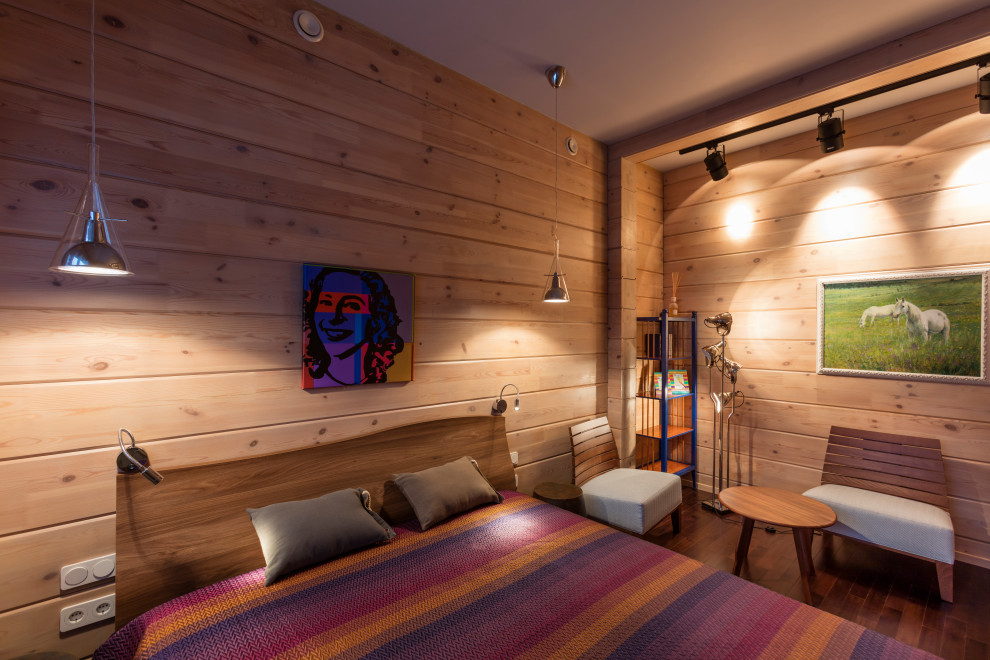 Modelo de dormitorio rural con paredes marrones, suelo de madera oscura, suelo marrón y madera