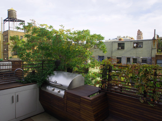 73rd St Grilling contemporaneo-terraza-y-balcon