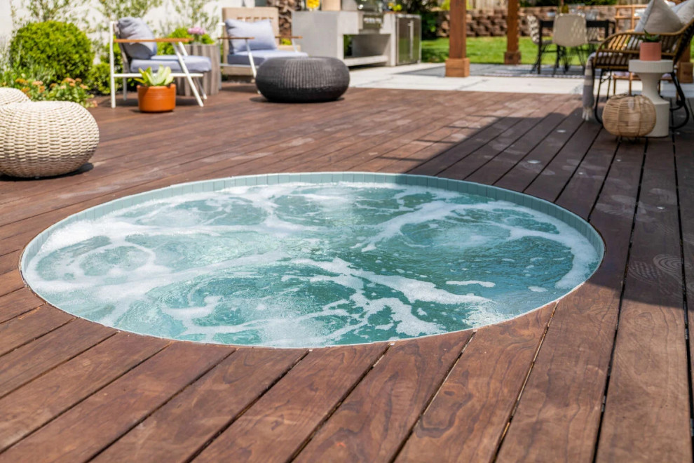 Idée de décoration pour une grande piscine hors-sol et arrière marine ronde avec un bain bouillonnant et du carrelage.