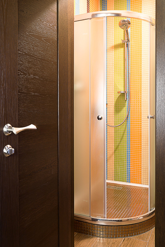 Contemporary 3/4 bathroom in Moscow with a corner shower, mosaic tile and multi-coloured walls.