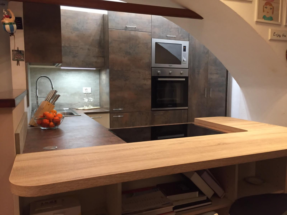 Пример оригинального дизайна: п-образная кухня среднего размера в стиле модернизм с серым фартуком