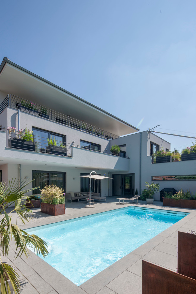 Moderner Pool in Frankfurt am Main