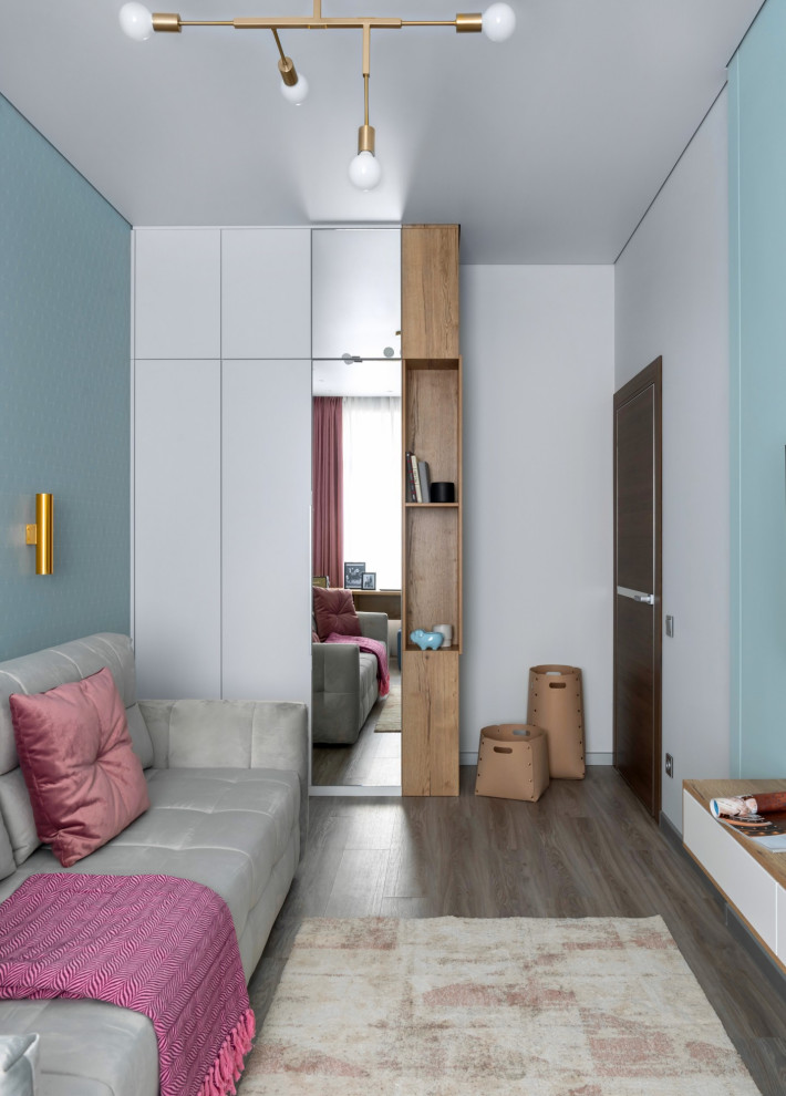 Mittelgroßes Modernes Mädchenzimmer mit Arbeitsecke, weißer Wandfarbe, Vinylboden, braunem Boden und Tapetenwänden in Sonstige